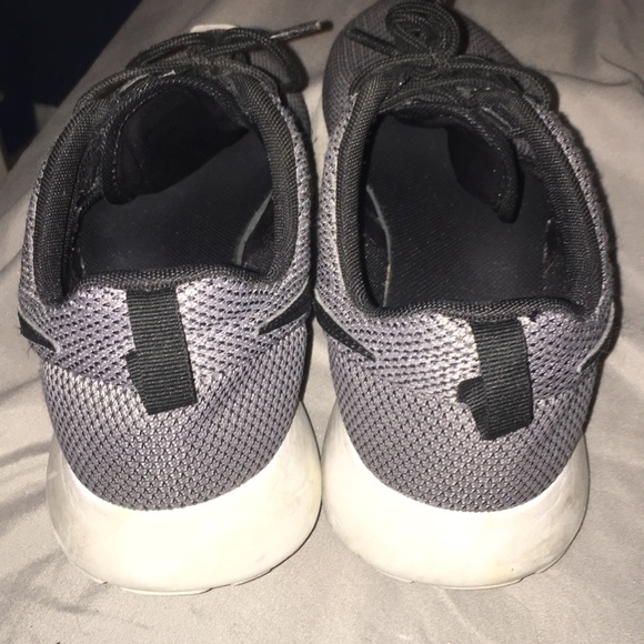 NIKE GRAY ROSHI RUNS - Picture 3 of 4